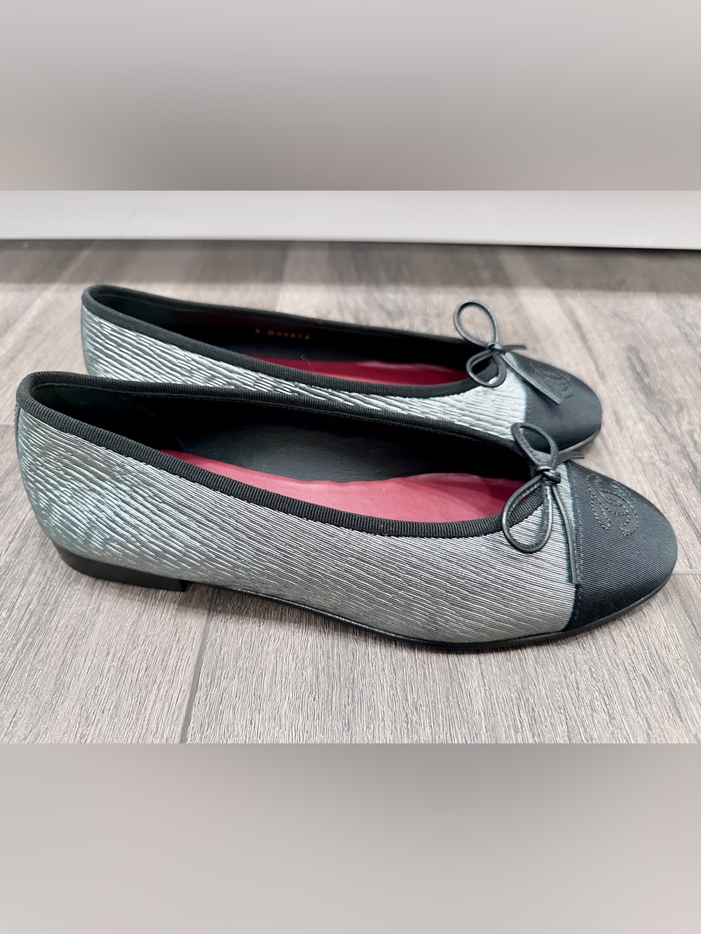 CHANEL NEW 2026 SILVER LEATHER BLACK GROSGRAIN CAPTOE BALLET FLATS size 39 BLAZY